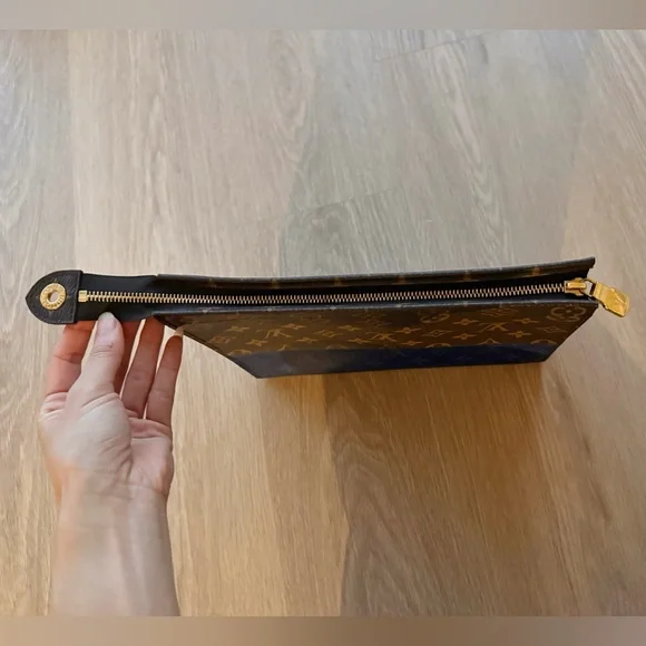 Louis Vuitton Limited Edition Pochette Voyage MM Monogram Eclipse Pacific Blue - Picture 8 of 16